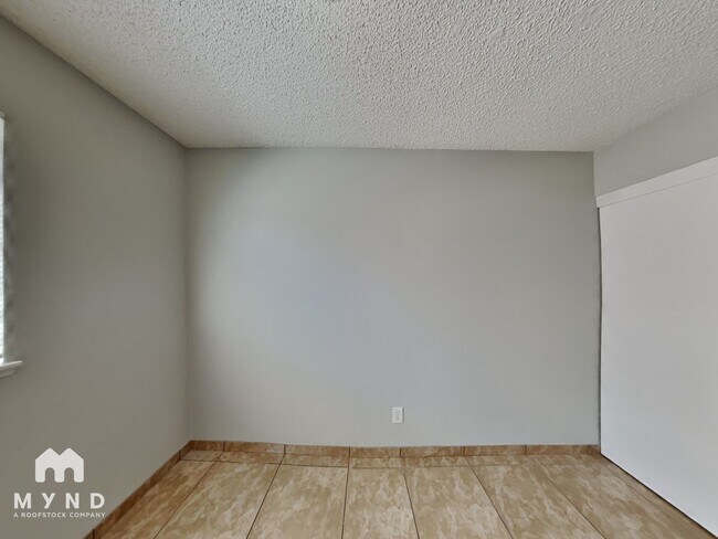 Building Photo - 320 Palo Verde Dr