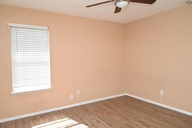 Building Photo - 4 bed 2 bath near SAFB.