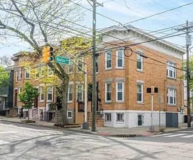 Building Photo - 47 Webster Ave