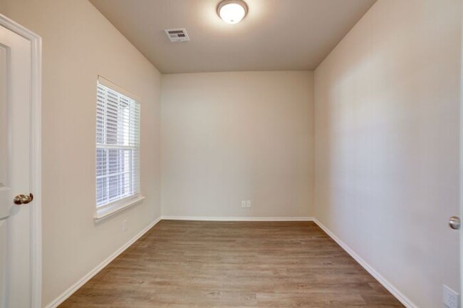 Building Photo - 3/2/2 Patio Home! Lawncare included