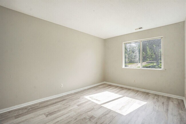 Building Photo - Charming, fully remodeled 2-Bed/1-Bath Par...