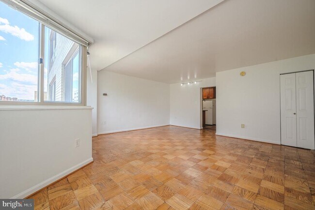 Building Photo - 922 24th St NW