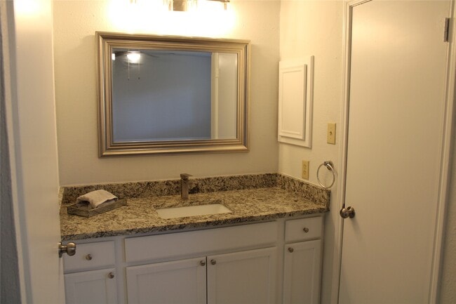 Building Photo - 819 Walbrook Dr