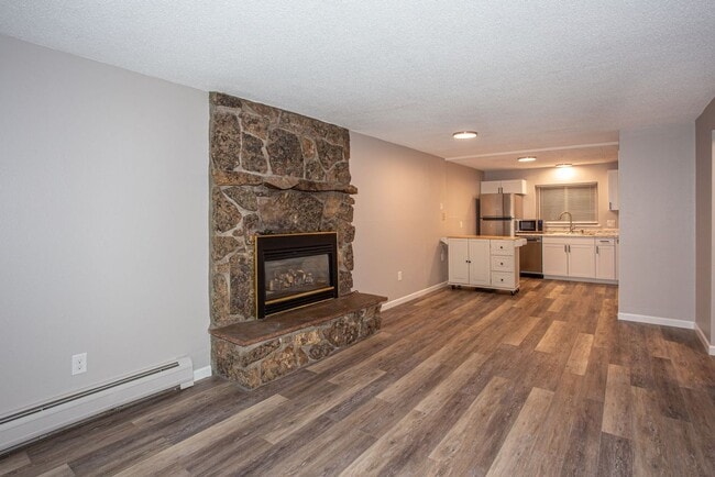 Building Photo - 2 Bed 1 Bath On Bus Route - Heat Included