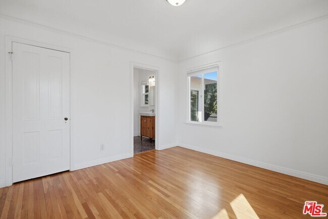 Building Photo - 1170 S Beverwil Dr