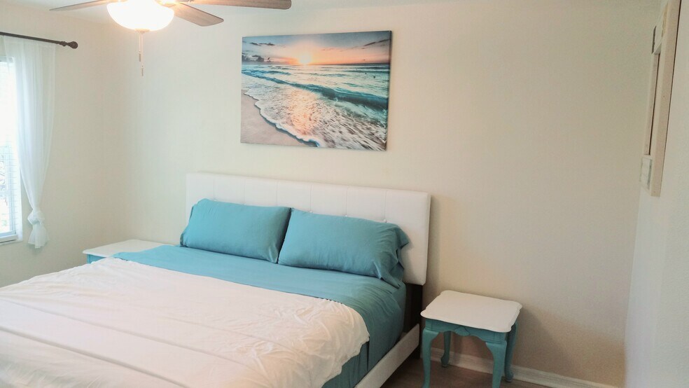 Master Bedroom - 821 Montrose Dr