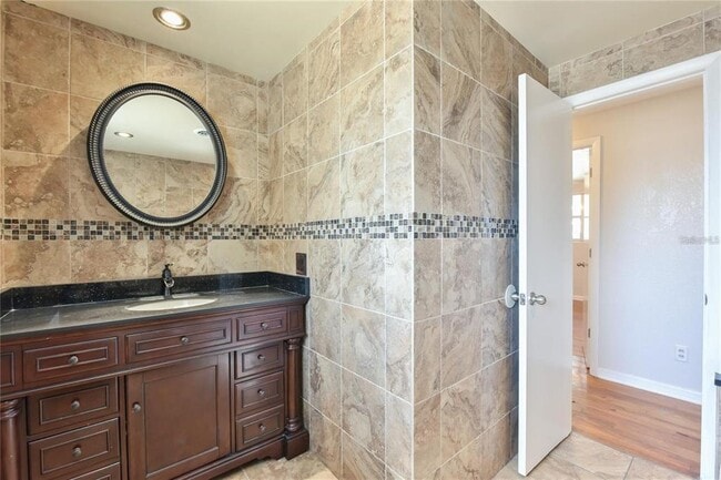 Building Photo - 1828 SE Lake Weir Ave