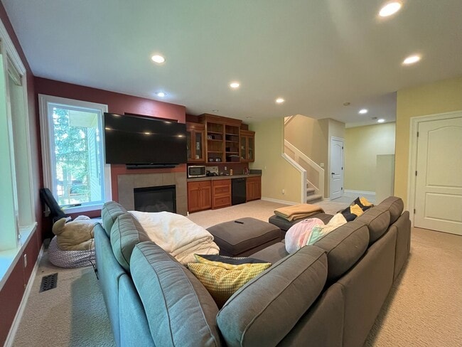 Building Photo - Forest-View Luxury Home with 5 Bedrooms, Luxury Primary Suite & Gourmet Kitchen