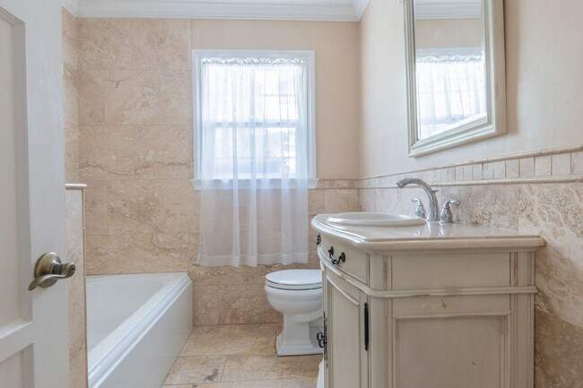 Building Photo - Beautiful 3 bed 1 bath house