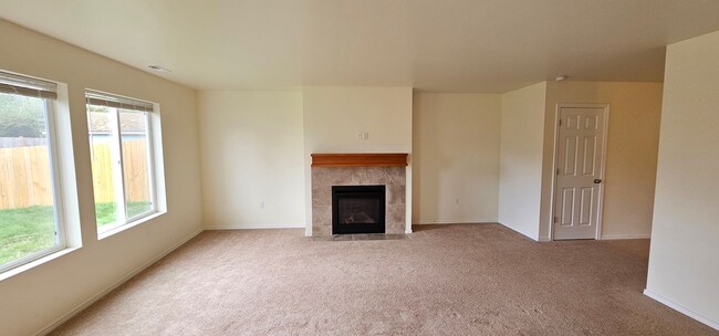 Building Photo - Spacious Bremerton Two-Story