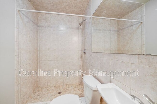 Building Photo - 2417 Laburnum Ave