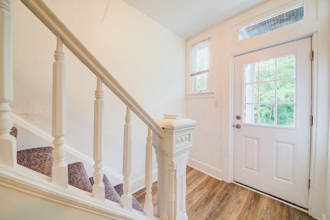 Building Photo - Available JUNE 2026 - Spacious 2 Bedroom Home in Mt. Washington!