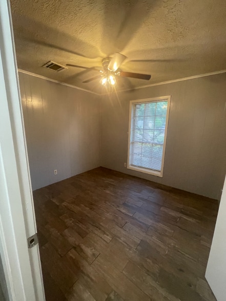 Building Photo - 302 Paula Dr