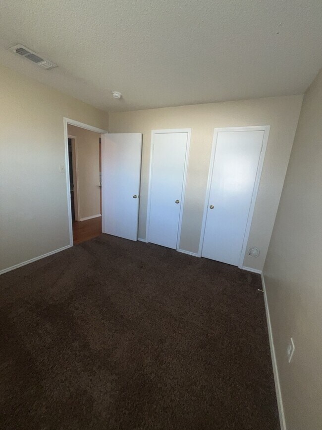 Building Photo - 2nd floor apartment water included! walkin...