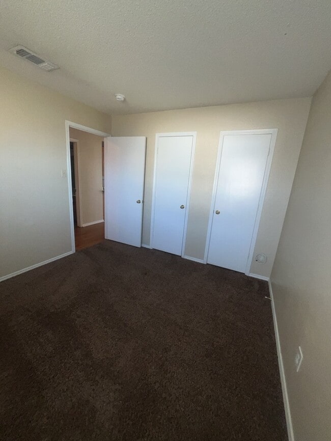Building Photo - 2nd floor apartment water included! walking distance to Old town! Easy access to highway!