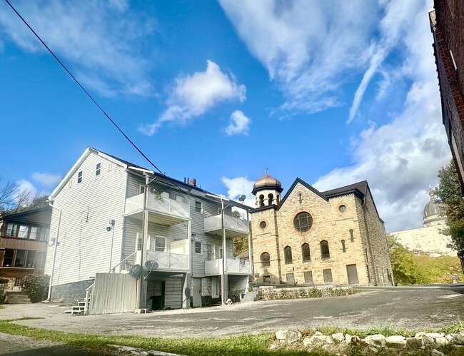 Building Photo - 1501-03 13th Ave