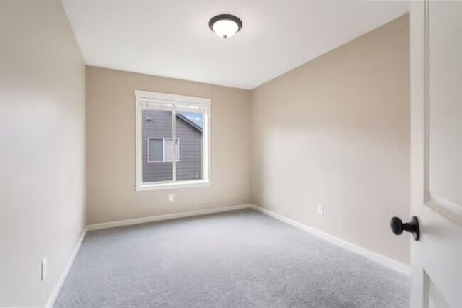 Building Photo - Beautiful  Home Great Location