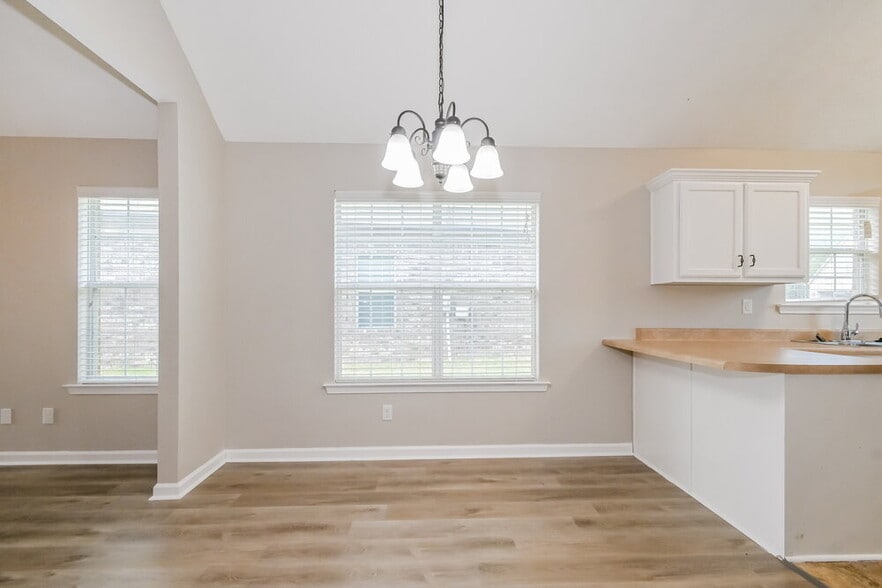 Building Photo - 7895 Ridgedale Dr
