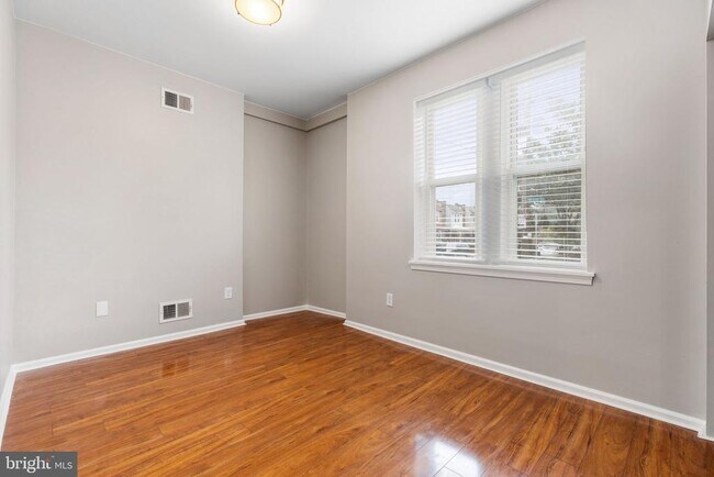 Building Photo - 1726 W 8th St