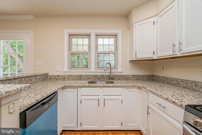 Building Photo - 1275 Quaker Hill Dr