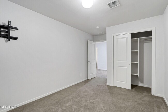 Building Photo - 4016 Camelot Heights Dr