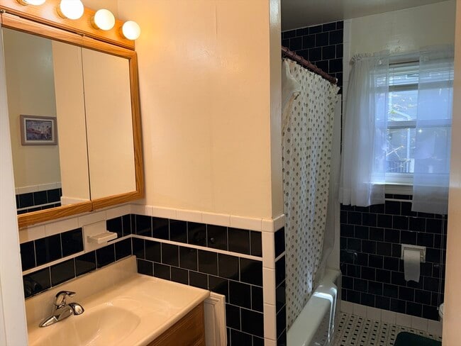 Building Photo - 28 Robinhood Rd