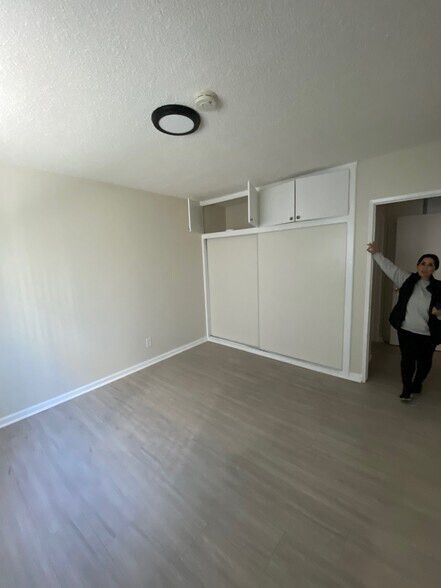 Building Photo - 626 E Chevy Chase Dr