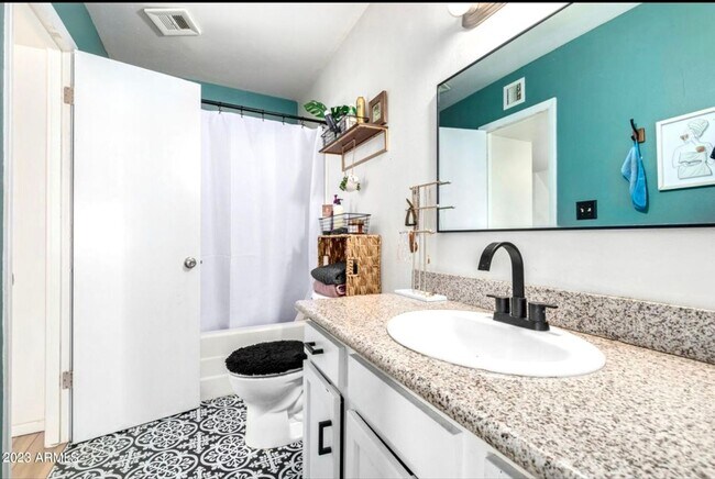 Building Photo - Charming 3BR Townhome in Phoenix