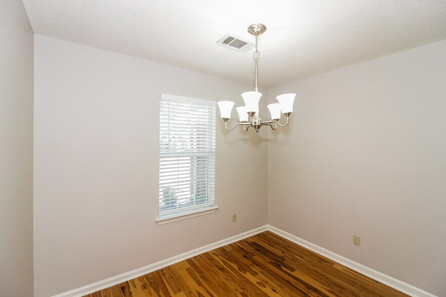 Building Photo - 8056 Sandywood Ln