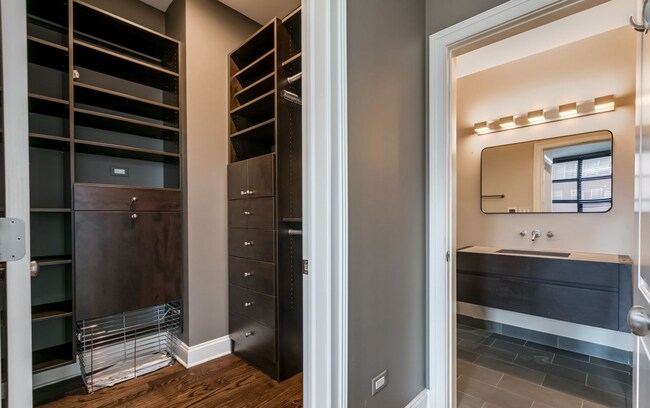 Building Photo - River North Stunning Furnished 2b2b Apartment