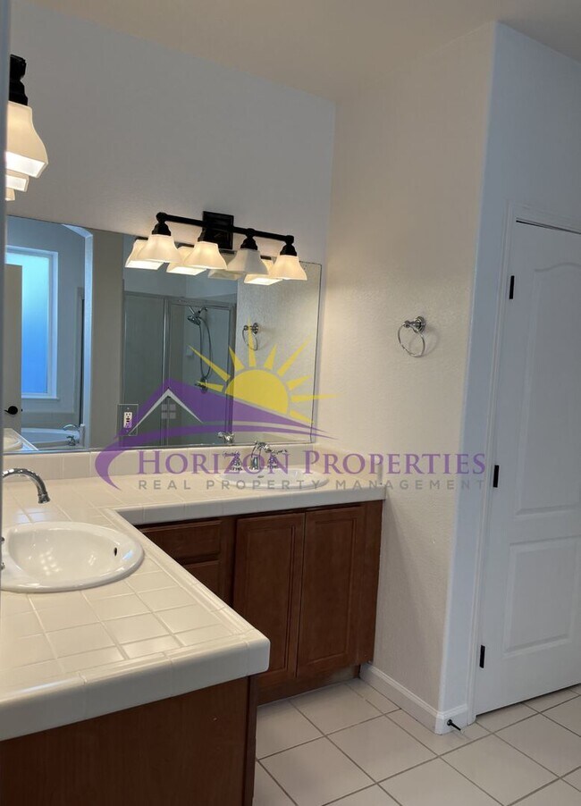 Building Photo - Bright 3 Bed 2.5 Bath 1,840 Sq. Ft. Fair Oaks Home