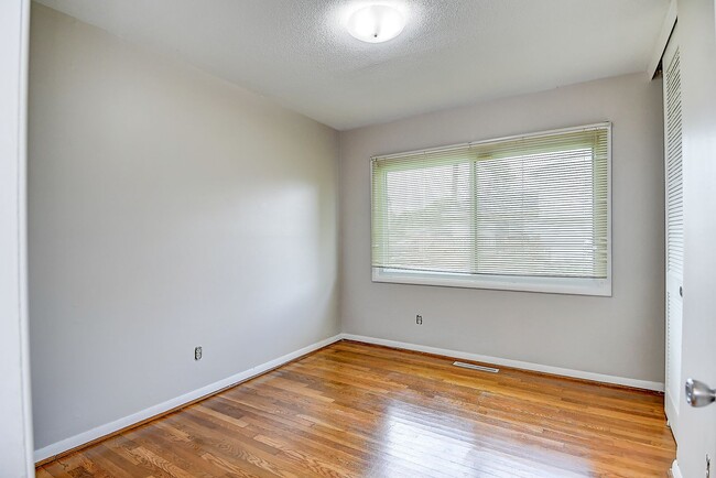 Building Photo - FOR RENT -  BRICK RANCH