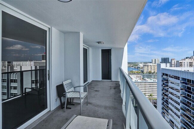 Building Photo - 1904 S Ocean Dr