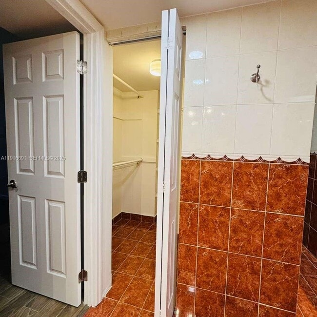 Building Photo - 3625 N Country Club Dr