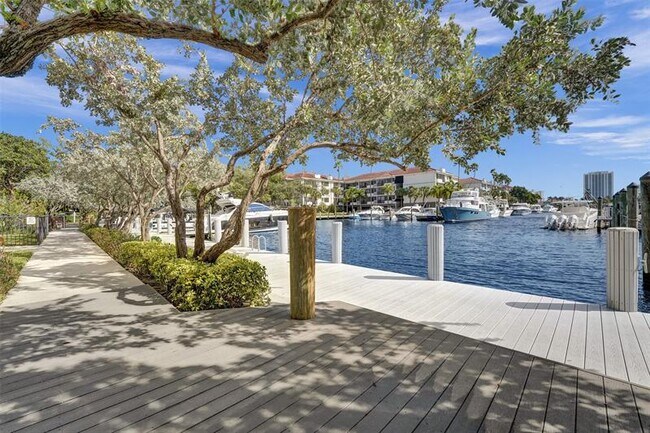 Building Photo - 3200 Port Royale Dr N