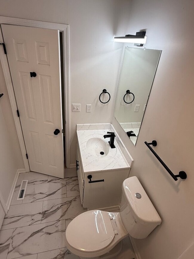 Building Photo - Spacious 4 bedrooms and 2 full baths home located on S Franklin St in Spring Hill