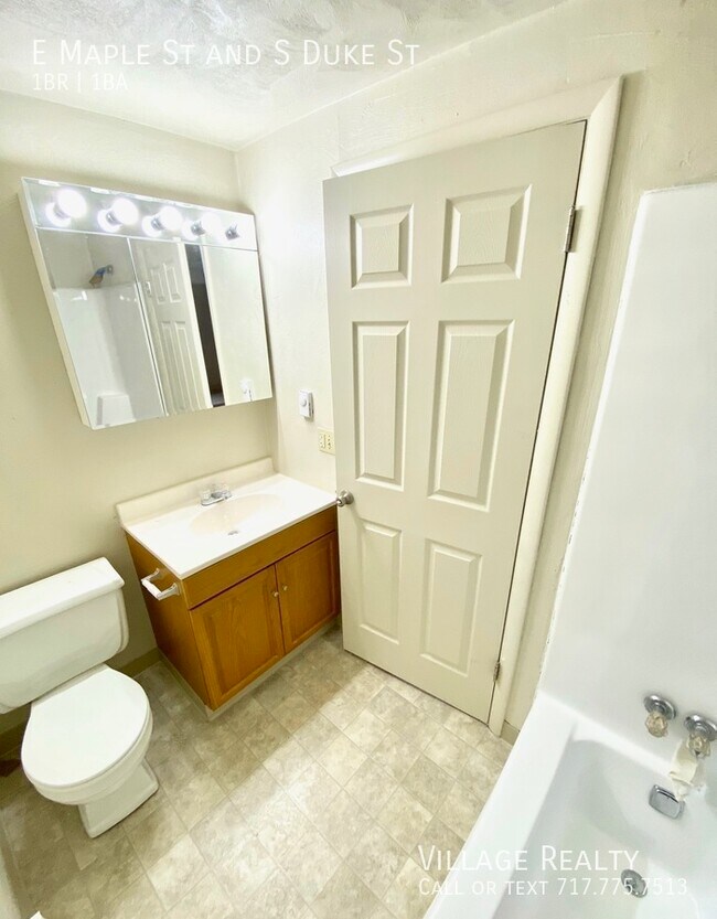 Building Photo - 451 E Maple St