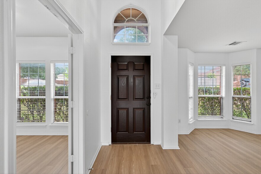 Building Photo - 2125 Elm Falls Pl