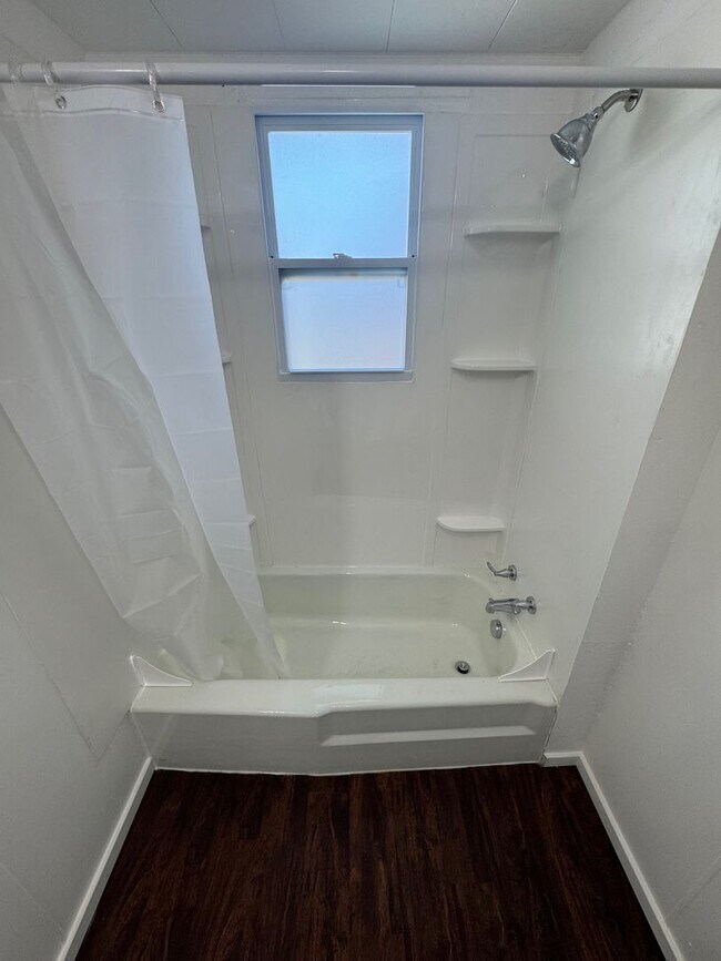 Building Photo - Spacious 4-Bed 2-Bath House!!