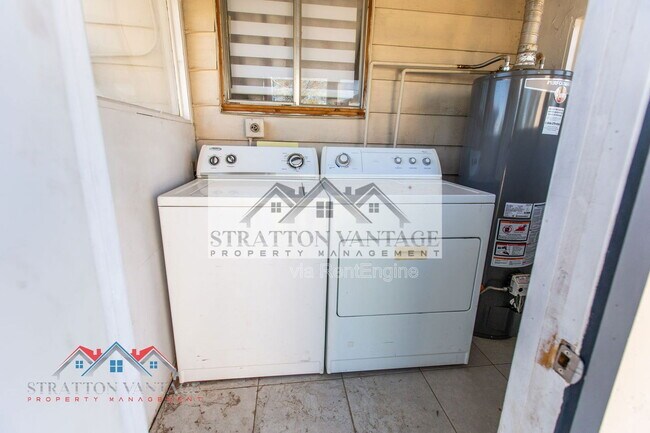 Building Photo - 1324 W Clarendon Ave