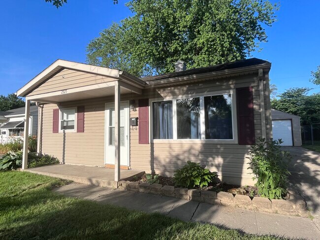 Primary Photo - 2525 Meadow Dr