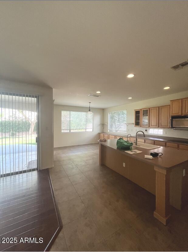 Building Photo - 576 E Julian Dr