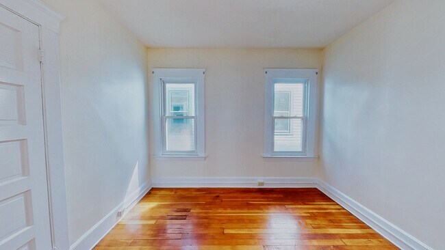 Building Photo - [In-Unit Laundry; Garden] Townhouse-Style Living, with Historical Details & Parking!