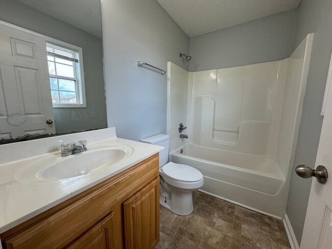 Building Photo - Spacious 3 bedroom, two bathroom home close to GM, Magna and Industrial Park