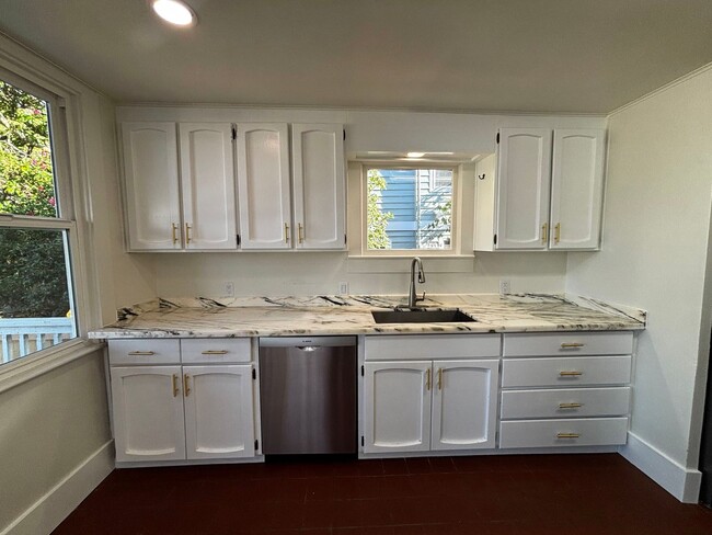 Building Photo - Charming duplex-style house in the heart of Green Lake and Tangletown