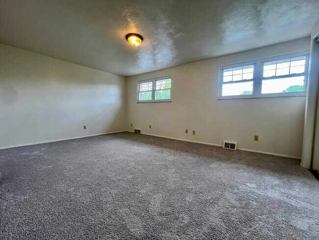 Building Photo - Fantastic Two Bedroom Townhouse in Penn Hills with Garage & Patio! Call Today!