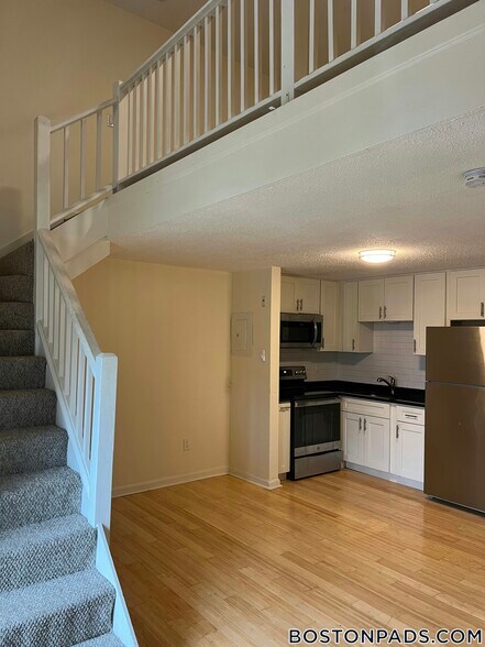 Building Photo - 357 Main St