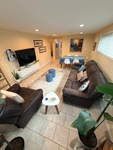 Living room - 5061 W Eddy St