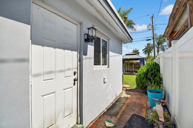 Building Photo - 554 NW 46th St
