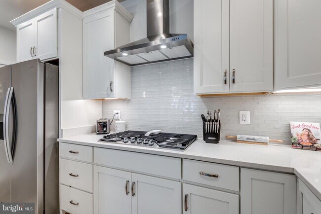 Building Photo - MOVE-IN READY TOWNHOUSE-STYLE CONDO IN ASHBURN